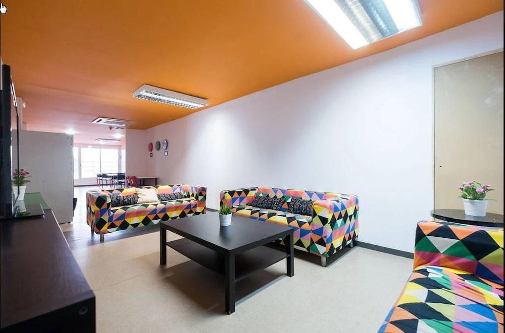 Arc House Barcelona Hostel Εξωτερικό φωτογραφία